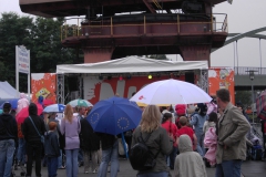 09.-Die-Warteschlage-fuer-das-Schiff